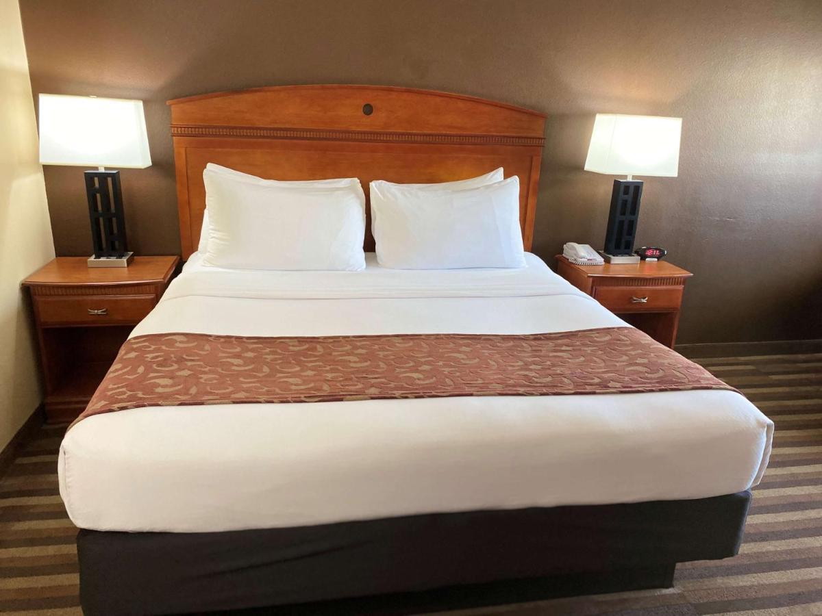 Best Western Manhattan Inn Экстерьер фото