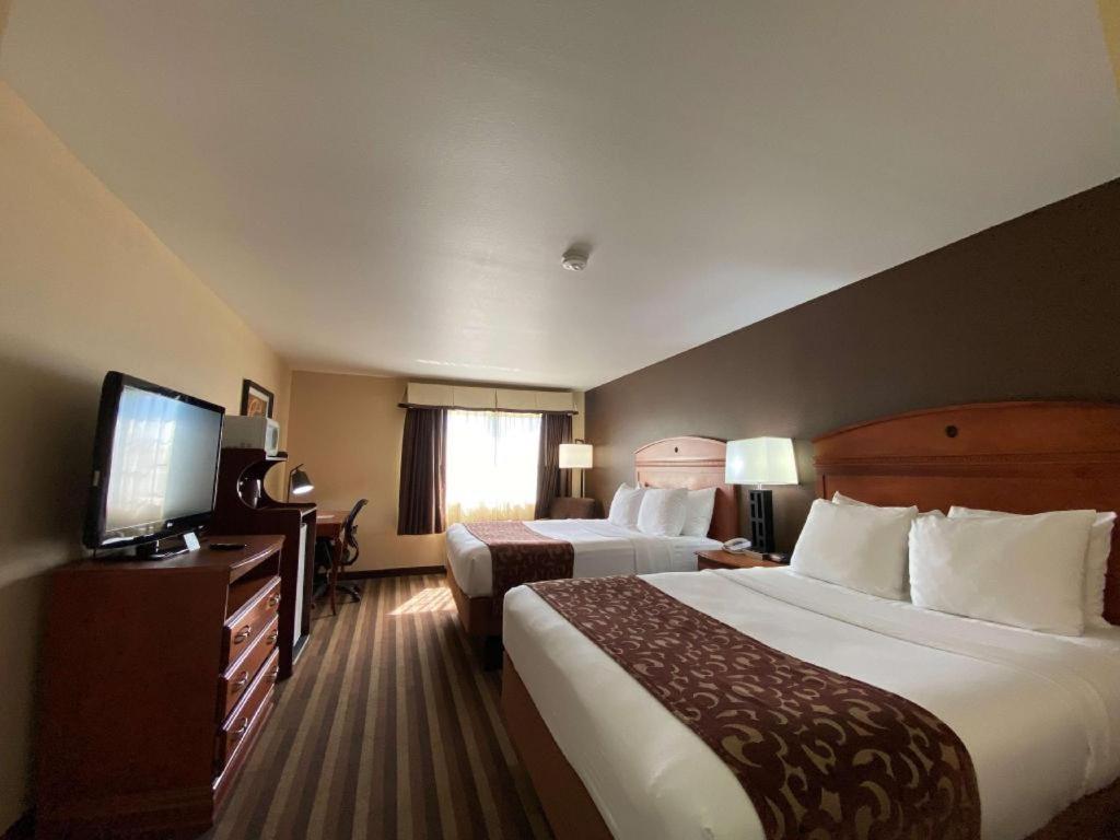 Best Western Manhattan Inn Экстерьер фото